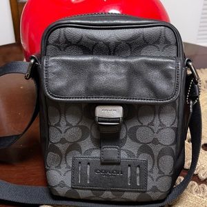 Beautiful Coach messenger bag excelente conditions